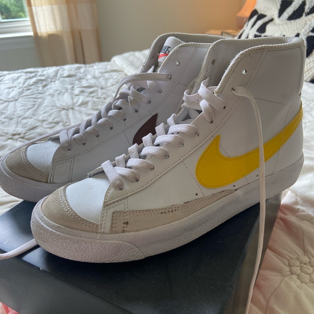 Nike Blazers Mid Sneakers, Size W 7 / M 5.5